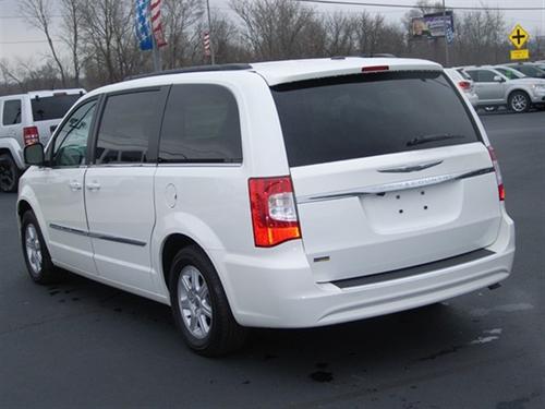 Chrysler Town and Country 2011 photo 2