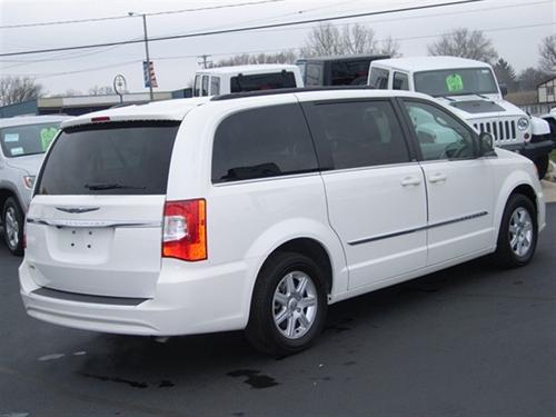 Chrysler Town and Country 2011 photo 3