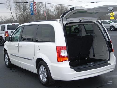 Chrysler Town and Country 2011 photo 4