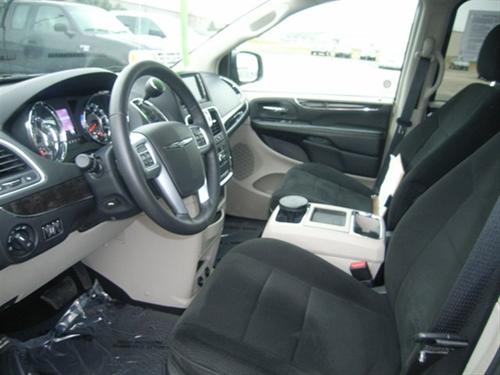 Chrysler Town and Country 2011 photo 2