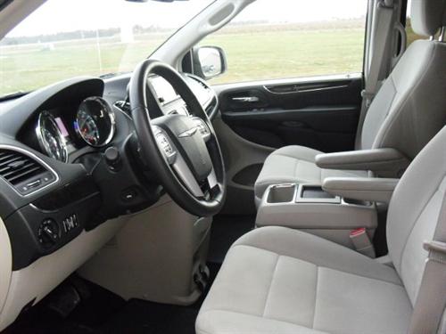 Chrysler Town and Country 2011 photo 1