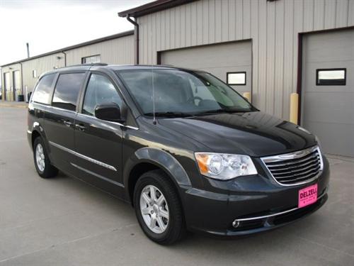 Chrysler Town and Country 2011 photo 3