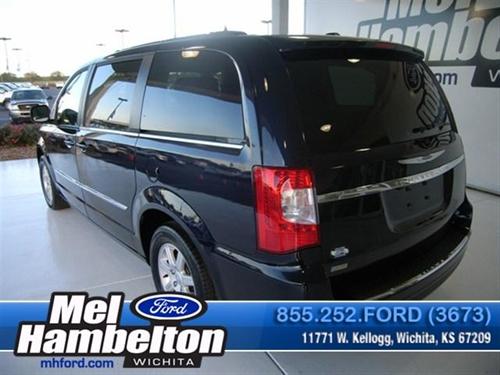 Chrysler Town and Country 2011 photo 2