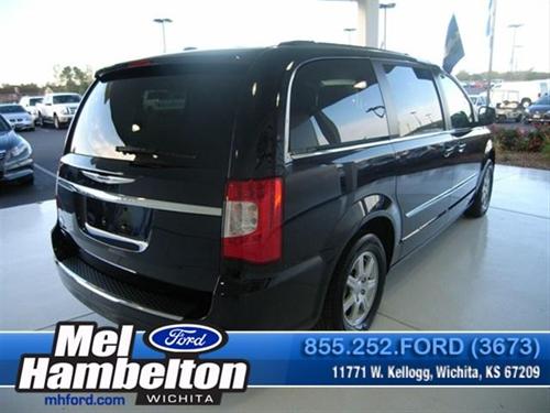 Chrysler Town and Country 2011 photo 3
