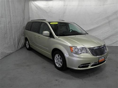 Chrysler Town and Country 2011 photo 2