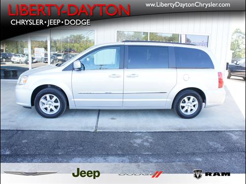Chrysler Town and Country 2011 photo 2
