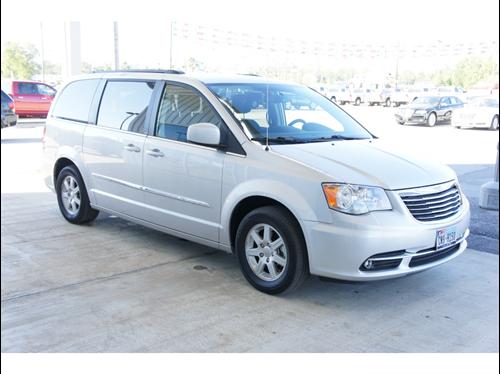 Chrysler Town and Country 2011 photo 3