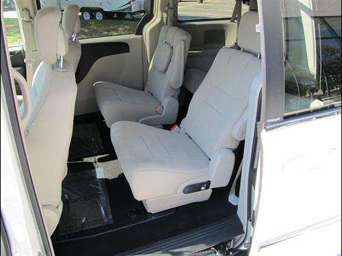 Chrysler Town and Country 2011 photo 2