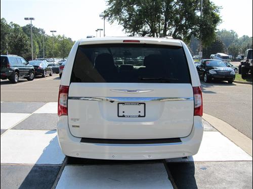 Chrysler Town and Country 2011 photo 4