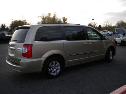 Chrysler Town and Country 2011 photo 2