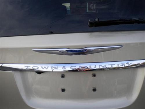 Chrysler Town and Country 2011 photo 3