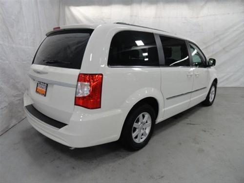 Chrysler Town and Country 2011 photo 3