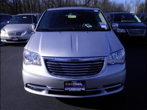 Chrysler Town and Country 2011 photo 1