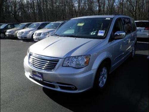 Chrysler Town and Country 2011 photo 2