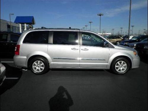 Chrysler Town and Country 2011 photo 3