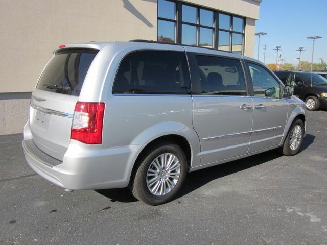 Chrysler Town and Country 2011 photo 1