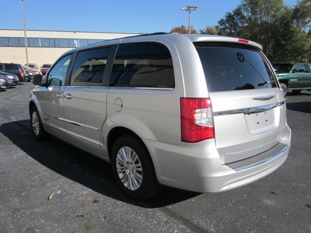 Chrysler Town and Country 2011 photo 2