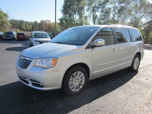 Chrysler Town and Country 2011 photo 3