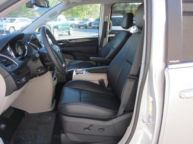 Chrysler Town and Country 2011 photo 5