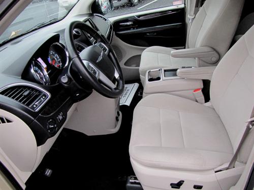 Chrysler Town and Country 2011 photo 2