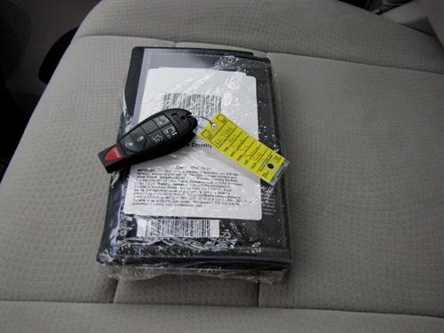 Chrysler Town and Country 2011 photo 3