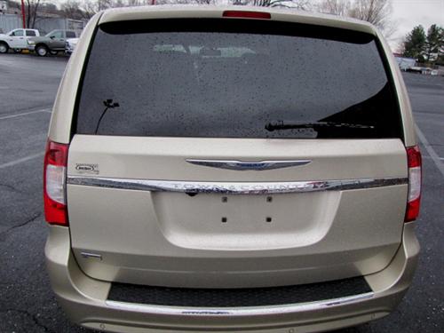 Chrysler Town and Country 2011 photo 4