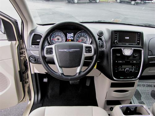 Chrysler Town and Country 2011 photo 5