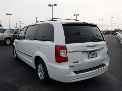 Chrysler Town and Country 2011 photo 1