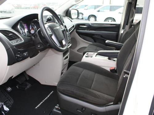 Chrysler Town and Country 2011 photo 2
