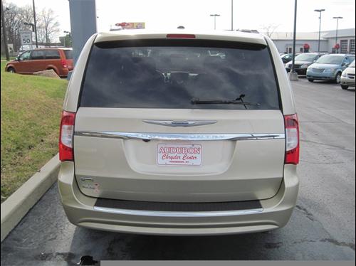 Chrysler Town and Country 2011 photo 1