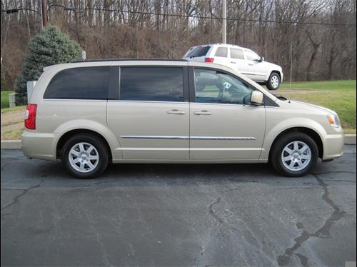 Chrysler Town and Country 2011 photo 2