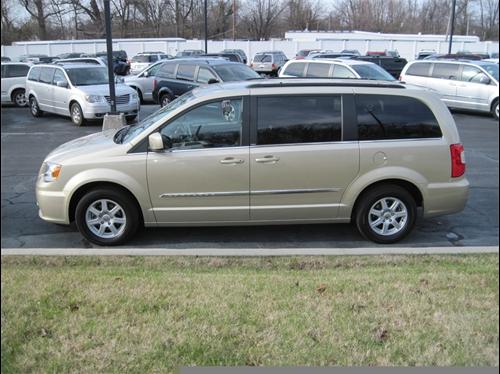 Chrysler Town and Country 2011 photo 3