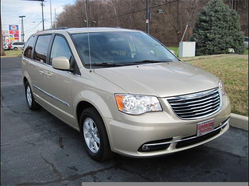 Chrysler Town and Country 2011 photo 4