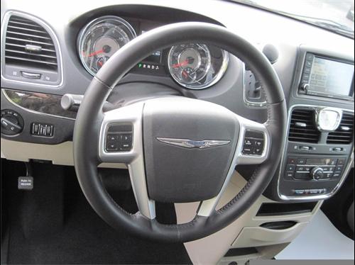 Chrysler Town and Country 2011 photo 5