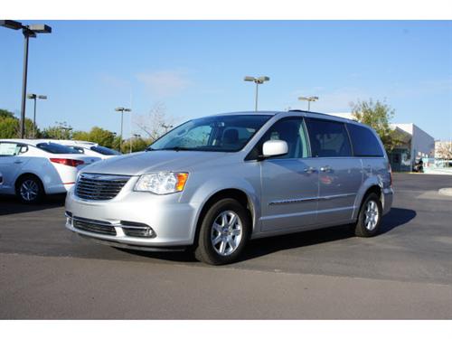 Chrysler Town and Country 2011 photo 2