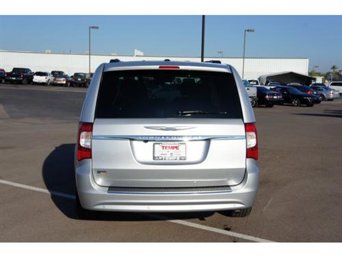 Chrysler Town and Country 2011 photo 3