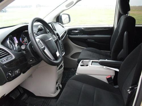 Chrysler Town and Country 2011 photo 1