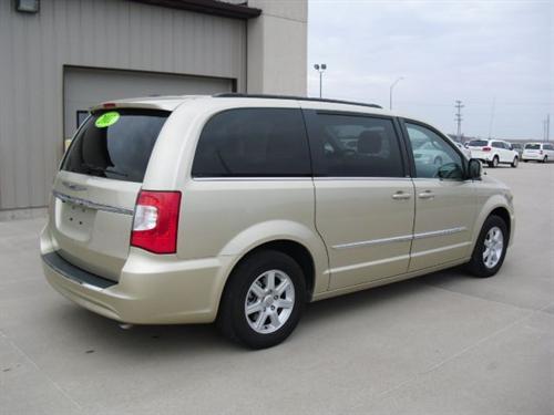 Chrysler Town and Country 2011 photo 2