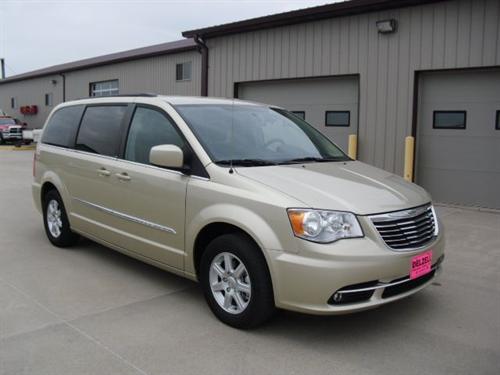 Chrysler Town and Country 2011 photo 3