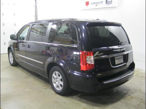 Chrysler Town and Country 2011 photo 2