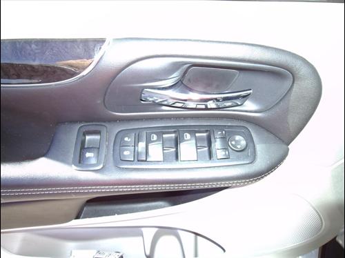 Chrysler Town and Country 2011 photo 2