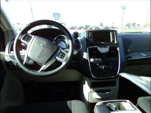 Chrysler Town and Country 2011 photo 3