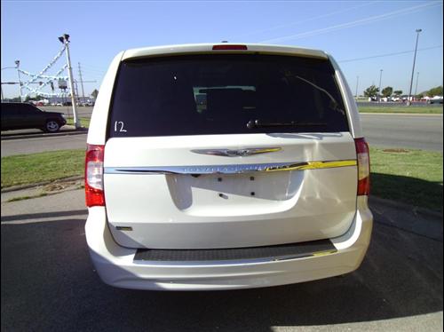 Chrysler Town and Country 2011 photo 4