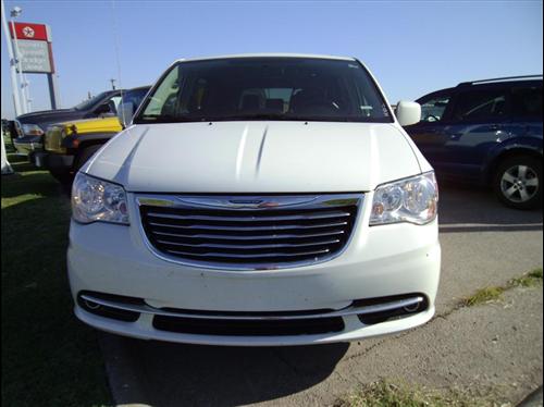 Chrysler Town and Country 2011 photo 5