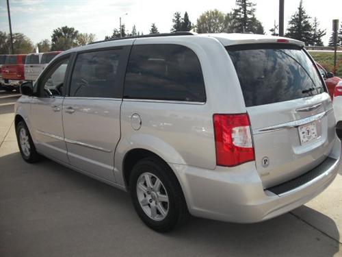 Chrysler Town and Country 2011 photo 3