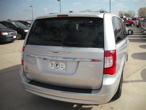 Chrysler Town and Country 2011 photo 4