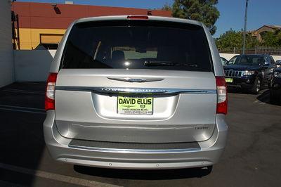 Chrysler Town and Country 2011 photo 2