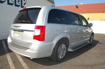 Chrysler Town and Country 2011 photo 3