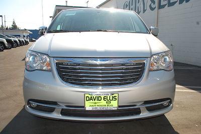 Chrysler Town and Country 2011 photo 4