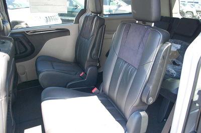 Chrysler Town and Country 2011 photo 1